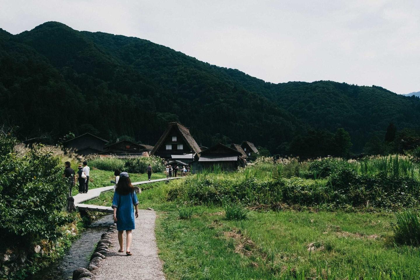Shirakawa-go (白川郷) is a UNESCO World Heritage Site in Gifu Prefecture. I'd love to come back in the winter someday.