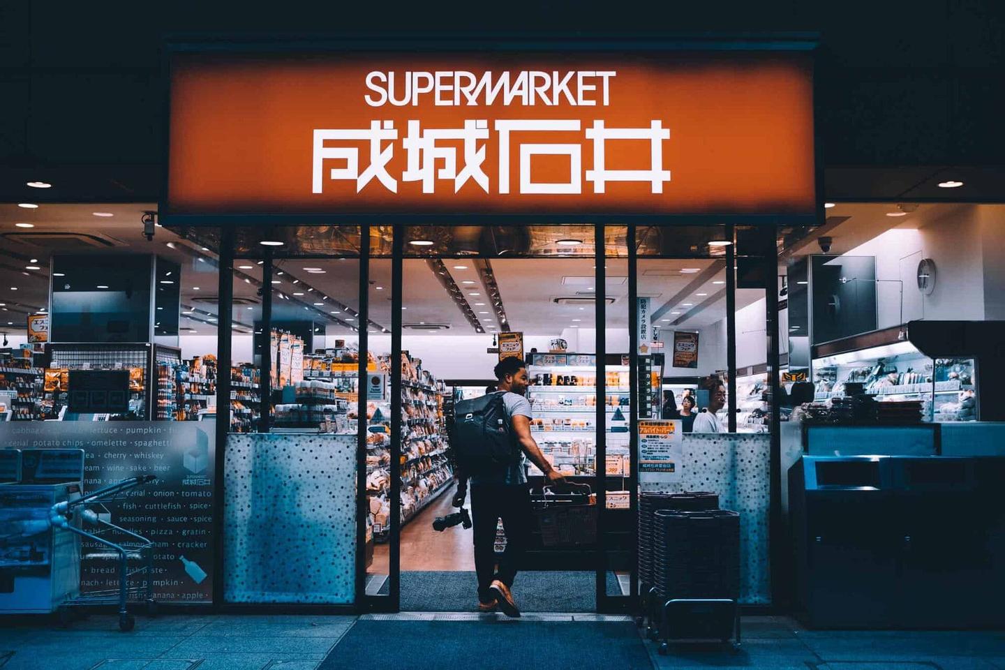 I can’t believe it’s been almost six months since TVK’s visit to Tokyo. Not sure how this photo ended up like this because a Seijo Ishii supermarket in Minato-ku is the exact opposite of dystopian.